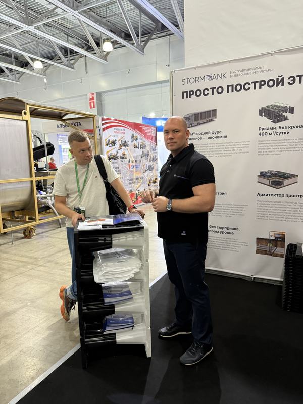 Переговоры на стенде STORMTANK